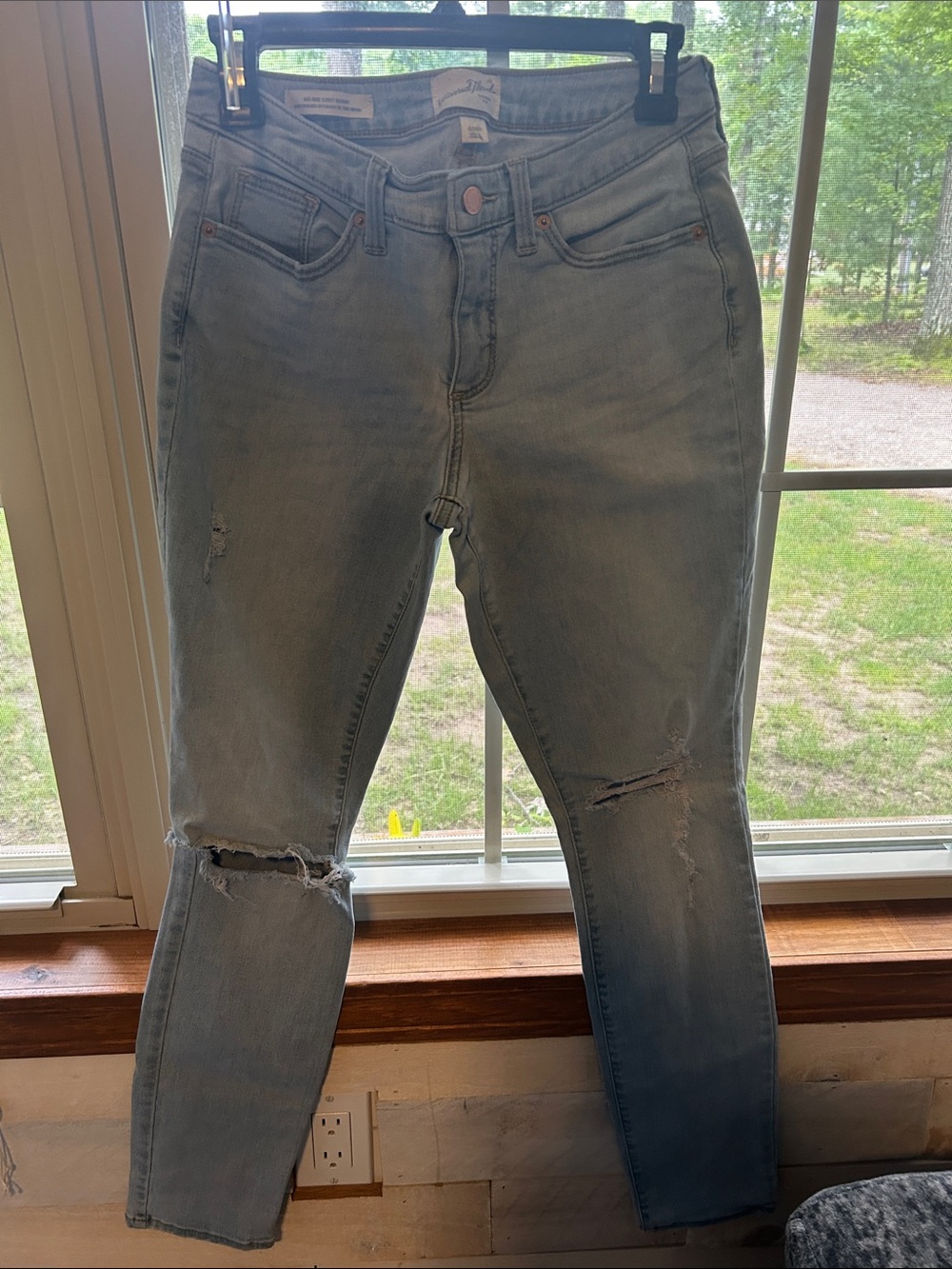 Universal Thread Light Blue High-Rise Women's Jeans